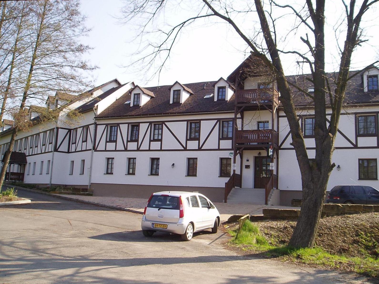 Restaurace A Penzion Ceska Hospoda Hermanice  Экстерьер фото