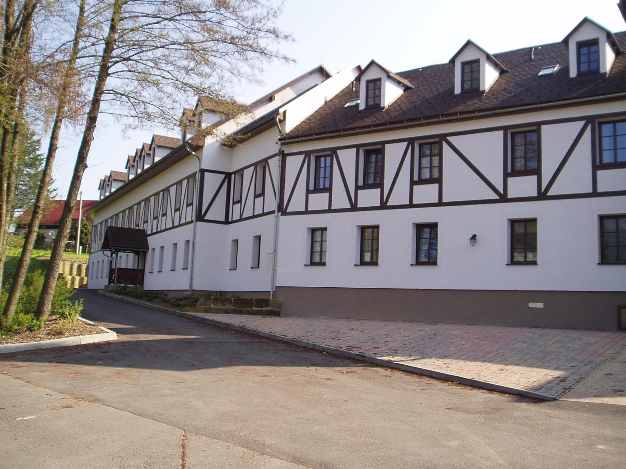 Restaurace A Penzion Ceska Hospoda Hermanice  Экстерьер фото