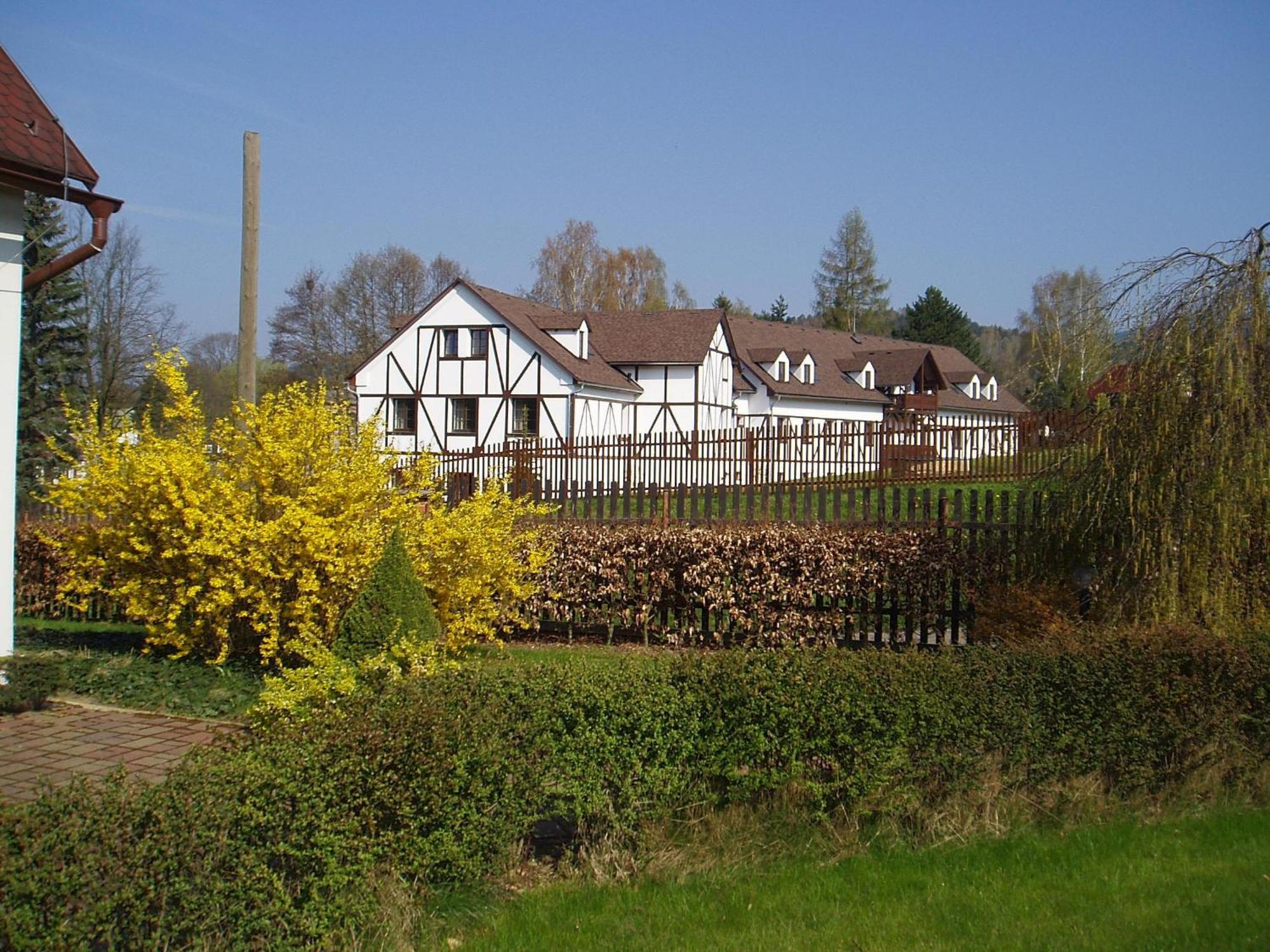 Restaurace A Penzion Ceska Hospoda Hermanice  Экстерьер фото